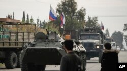 خودروهای زرهی ارتش روسیه در نزدیکی پایگاه نظامی حمیحم، سوریه - ۱۶ دسامبر ۲۰۲۴ 