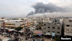 Dim se diže nakon izraelskih udara Kan Junisu u južnom pojasu Gaze, 10. decembar 2023. 
