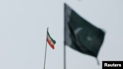 ภาพธงชาติอิหร่านเหนืออาคารที่ทำการสำนักงานกงสุลใหญ่ของตน ในนครการาจี ประเทศปากีสถาน