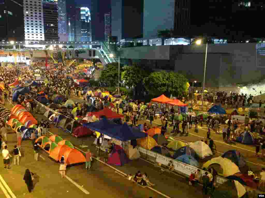 数以千计市民学生周日继续坚守金钟占领区（美国之音海彦拍摄）