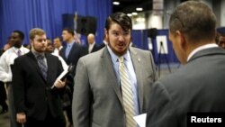 지난 8일 미국 워싱턴 DC에서 열린 전역 군인 취업박람회에서 구직자들이 인터뷰를 하고 있다.