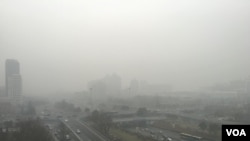 2016年12月20日中午，北京东长安街建国门立交桥依稀可见。（美国之音叶兵拍摄）