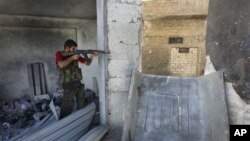 시리아 알레포에서 정부군과 교전을 벌이는 반군