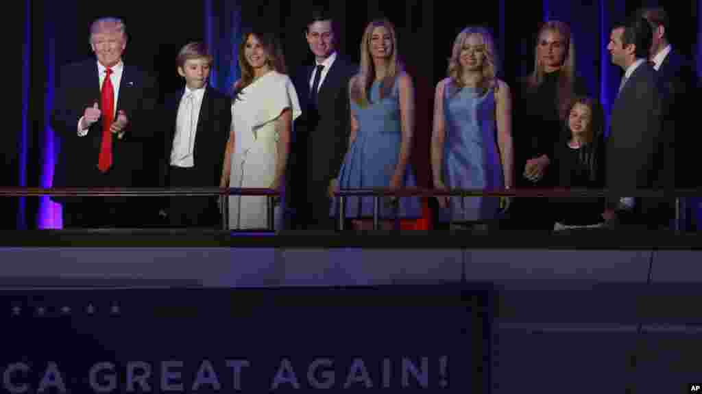 Le président élu Donald Trump, et sa famille arrivent dans la salle pour célébrer sa victoire&nbsp;à New York, le 9 novembre 2016.&nbsp;