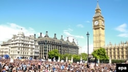 Des milliers de personnes prennent part à une marche, exigeant que la Grande-Bretagne reste membre de l'UE, à Londres, Grande-Bretagne, 2 juillet 2016. epa/ SEAN DEMPSEY