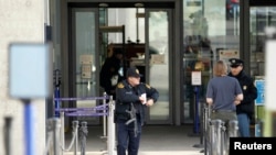 一名美国保安人员站在联合国欧洲总部驻瑞士日内瓦外（2015年12月10日）