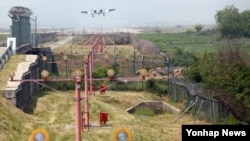 지난달 27일 살아있는 탄저균이 경기도 평택 주한미군 오산 공군기지에 잘못 배달됐다. 미군 오산 공군기지 상공에서 지난달 28일 '탱크 킬러'로 유명한 지상 공격기 A-10기가 착륙을 준비하고 있다.