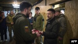 ولودیمیر زلنسکی، رئیس‌جمهوری اوکراین، در خط مقدم جبهه