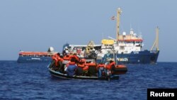 بحیرۀ مدیترانه گذرگاه عمدۀ پناهجویانی است که سوار برقایق‌های بادی مزدحم سفر پرخطر دریایی را در پیش گرفته و عازم اروپا می‌شوند