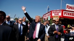 2016年9月5日共和党总统候选人川普在俄亥俄州向民众挥手。