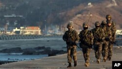 지난 10일 연평도를 순찰하는 한국 해병대원들. (자료사진)