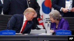 2018年11月30日特朗普总统和英国首相特蕾莎·梅（右）在阿根廷布宜诺斯艾利斯G20峰会上