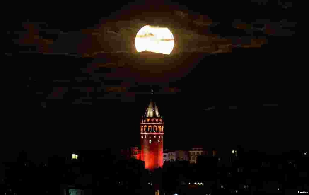 &#39;Supermoon&#39; terlihat di atas Menara Galata di kota Istanbul, Turki.