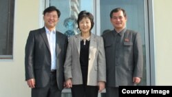 유럽 공연에 참여하는 북한 대표단인 북한 장애인 연맹의 김문철 부위원장(오른쪽), 북한 장애자체육협회 이분희 서기장(가운데)과 '두라 인터내셔널'의 이석희 목사. 두라 인터내셔널 사진 제공.