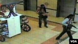Militan Al-Shabab saat menyerang pusat perbelanjaan Westgate Mall di Kenya tahun 2013 (foto: dok).