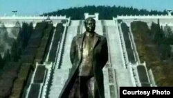 华国锋铜像 (图片来自互联网)