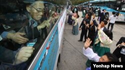 지난 10월 열린 이산가족 상봉행사에서 작별상봉을 마친 북측 구송옥(71)씨가 남측으로 돌아가는 아버지 구상연(98) 할아버지에게 손을 흔들며 인사하고 있다. (자료사진)