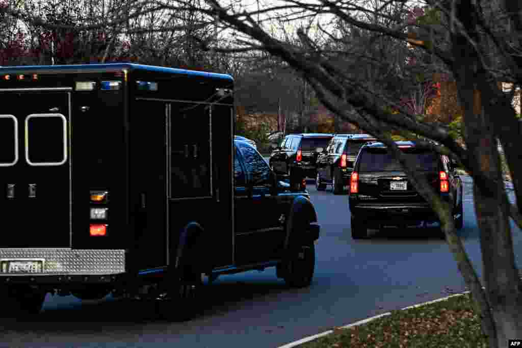 조 바이든 민주당 대통령 후보가 델라웨어주 뉴어크의 정형외과에 도착했다. 바이든 전 부통령은 애완견 &#39;메이저&#39;와 놀아주다 미끄러져 발목을 다쳤다. 