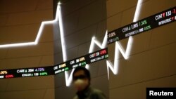 Layar yang menampilkan indeks pasar saham di Bursa Efek Indonesia (BEI), di Jakarta, 8 September 2020. (REUTERS/Willy Kurniawan)
