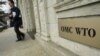 Une personne sort du siège de l'Organisation mondiale du commerce (OMC) à Genève, le 16 décembre 2004. (Photo: FRED DUFOUR / AFP)