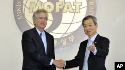 16일 서울 외교통상부 청사에서 회담한 윌리엄 번스 미국 국무부 부장관(왼쪽)과 안호영 한국 외교부 1차관.