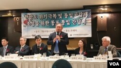 지난 19일 미국 워싱턴에서 열린 '한반도 위기 극복과 통일 공감대 조성을 위한 원코리아 포럼'에서 북한에 억류됐다 풀려난 한국계 미국인 케네스 배 선교사가 발언하고 있다.