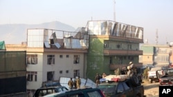 Polisi Afghanistan memeriksa lokasi serangan di Kabul, Afghanistan, 28 November 2014. 