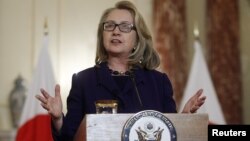 Menlu AS Hillary Clinton memberikan pernyataan tentang krisis penyanderaan ini Aljazair di Washington hari Jumat (18/1). 