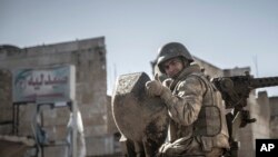 Un soldat dans Ayn al-Arab, en Syrie, le 22 fevrier 2015