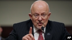 Kepala intelijen AS James Clapper bersaksi di depan Kongres di Capitol Hill, Washington (11/2). (AP/Lauren Victoria Burke)