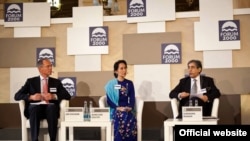 NLD ဥက္ကဌ ပြည်သူ့လွှတ်တော်ကိုယ်စားလှယ် ဒေါ်အောင်ဆန်းစုကြည် စက်တင်ဘာလ ၁၆ ရက်နေ့က ချက်နိုင်ငံမှာကျင်းပတဲ့ Forum 2000 ညီလာခံမှာတွေ့ရစဉ်။ (ဓာတ်ပုံ - http://www.forum2000.cz/)