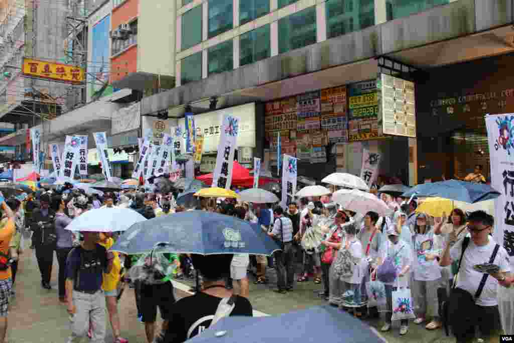 香港几十万市民上街参加七一大游行要求真普选 (美国之音海彦拍摄)