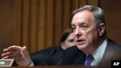 딕 더빈(민주·일리노이) 미 상원의원이 워싱턴 DC 의사당에서 발언하고 있다. 상원 우크라이나 코커스 공동의장을 맡고있는 더빈 의원은 8일 도널드 트럼프 대통령 당선인을 상대로 대 러시아 강경책을 주문하는 서한 작성을 주도했다. 