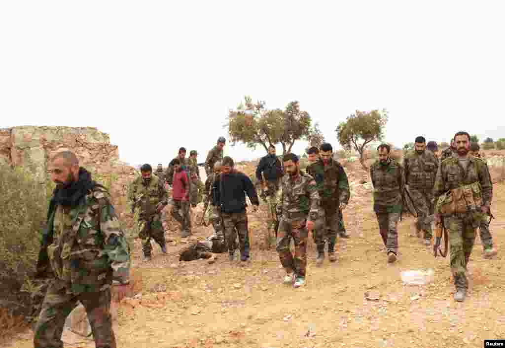 25일 시리아 알레포시의 정부군 병사들이 무장한 채 이동하고 있다.