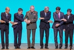 ASEAN defense ministers and dialogue nations defenses ministers, Russia's deputy Defense Minister Alexander Fomin, Singapore's Ng Eng Hen, U.S. Defense Secretary Mark Esper and ASEAN Secretary-General Dato Lim Jock Hoi in Bangkok, Nov. 18, 2019.