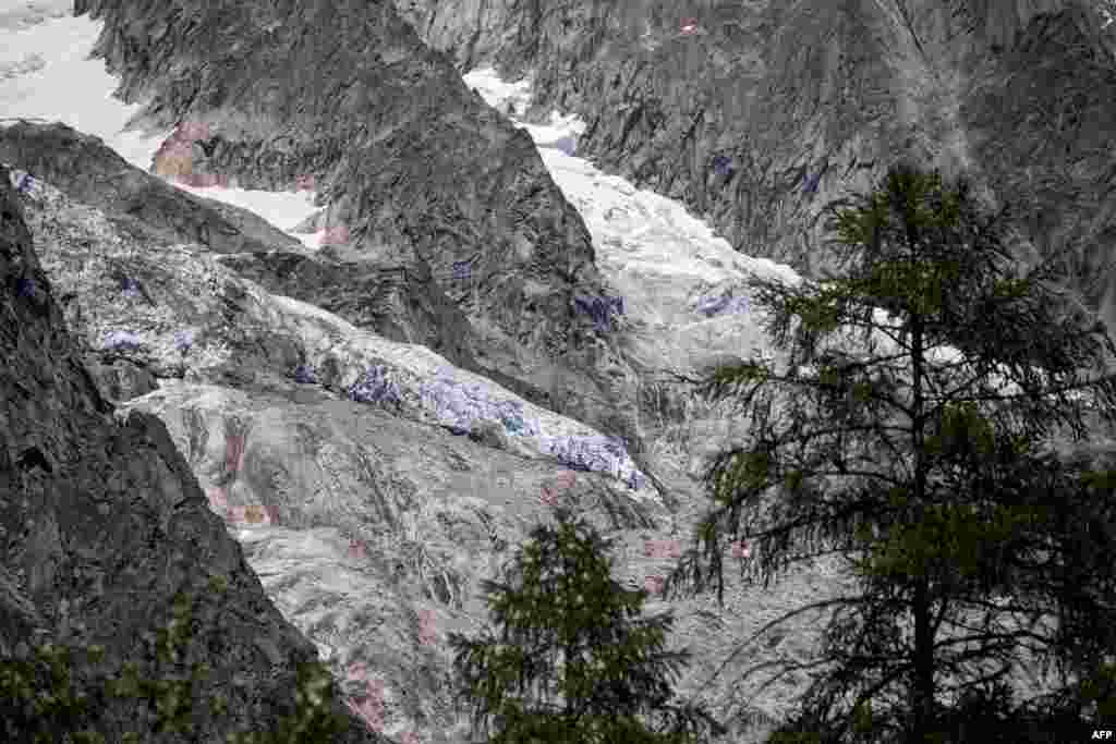 알프스 산맥 최고봉 몽블랑에서 온난화의 영향으로 녹은 빙하 덩어리가 이탈리아 북부 발페렛 쪽으로 흘러내리면서 수십 명의 주민들이 대피했다.