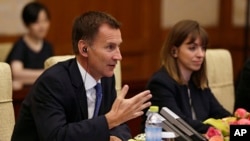 Le ministre britannique des Affaires étrangères, Jeremy Hunt, à gauche, à Beijing, le 30 juillet 2018. 