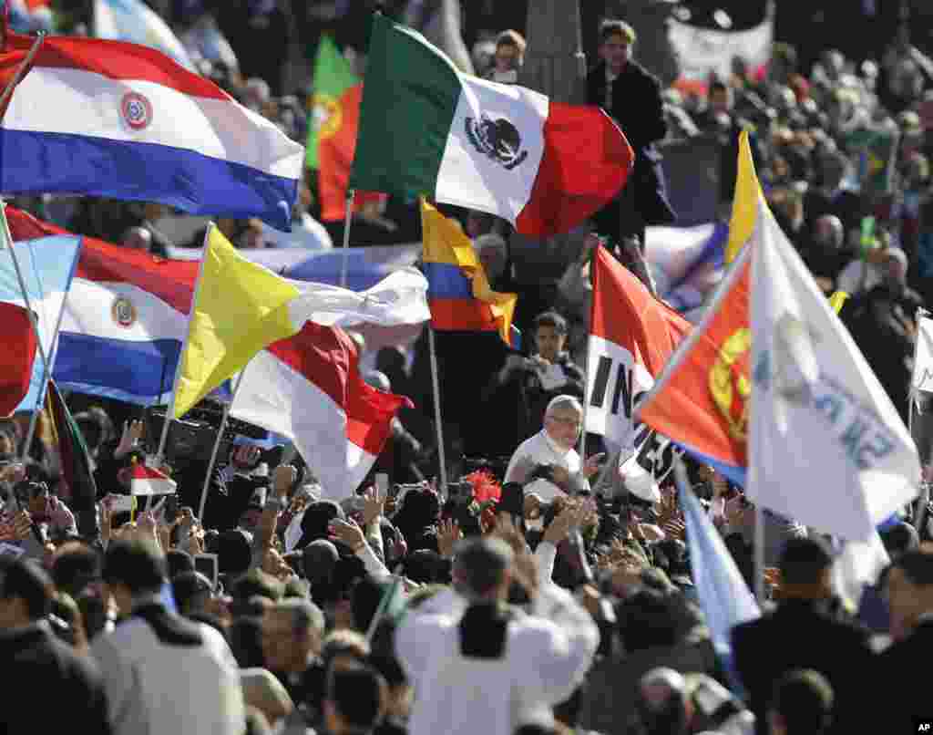 19일 즉위 미사를 위해 바티칸 성 베드로 광장에 도착한 교황 프란치스코 1세를 환영하는 인파.