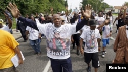 Mahaifin Micheal Brown (Tsakiya) a Wajen Zanga-Zangar Tunawa Da Marigayin Dansa