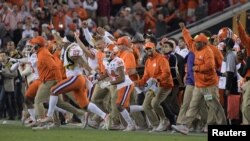 克莱姆斯大学的老虎队球员在球场上庆祝胜利。（2017年1月9日）