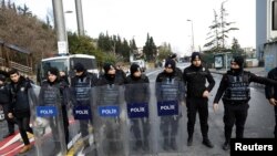 土耳其警察在通往出事的夜总会的道路上站岗（2017年1月1日）