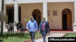 Rais wa Kenya Uhuru Kenyatta akita na mgeni wake Rais wa Somaliland Musa Bihi Abdi.