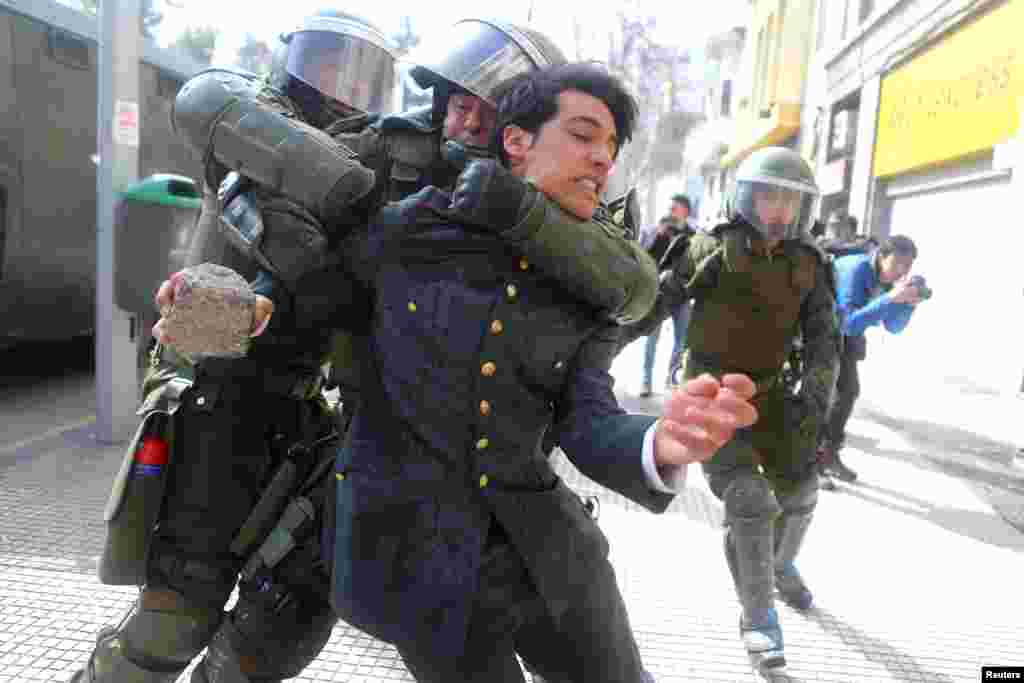 បាតុករ​ម្នាក់​ត្រូវ​បាន​ចាប់ខ្លួន​អំឡុង​ការ​ជួប​ជុំ​មួយ​ទាមទារ​ការ​ផ្លាស់ប្តូរ​ប្រព័ន្ធ​អប់រំ​ក្នុង​ទីក្រុង Santiago ប្រទេស​ឈីលី។​