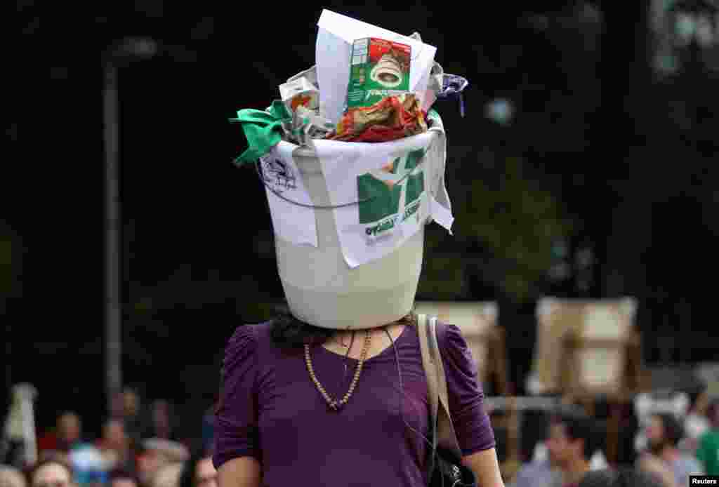 បាតុករ​ម្នាក់​ពាក់​ធុងសំរាម​លើ​ក្បាល​ នៅ​អំឡុងពេល​បាតុកម្ម​មួយ​ប្រឆាំង​នឹង​ប្រធានាធិបតី​​លោក Michel Temer ក្នុង​ក្រុង Sao Paulo ប្រទេស​ប្រេស៊ីល កាល​ពី​ថ្ងៃ​ទី១១ ខែ​កញ្ញា ឆ្នាំ​២០១៦។&nbsp;