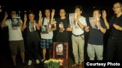 非政府组织中国人权捍卫者（Chinese Human Rights Defenders，简称CHRD）年度报告的封面，封面照片是广东江门人士悼念刘晓波（2018年2月26日）