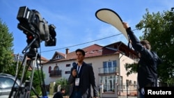 一个电视拍摄组在注册在匈牙利布达佩斯的BAC咨询公司外。台湾金阿波罗公司说，在黎巴嫩被引爆的寻呼机是BAC咨询公司的产品。（2024年9月18日）