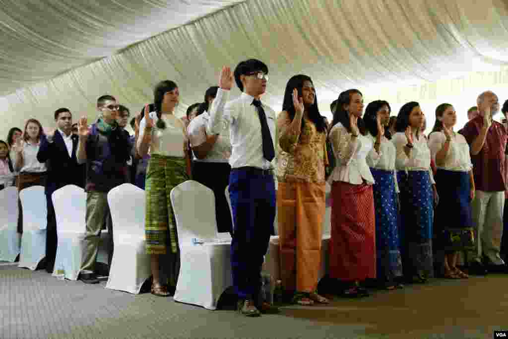 អ្នកស្ម័គ្រចិត្តទាំង៧១នាក់ចាប់ផ្តើមស្បថស្បែចូល​បំពេញ​ការងារ​ក្នុង​ពិធី ប្រារព្ធខួបលើកទី១១ នៃអ្នកស្ម័គ្រចិត្ត Peace Corps កាលពីព្រឹកថ្ងៃសុក្រទី១៥ កញ្ញា ២០១៧ នៅទីក្រុងភ្នំពេញប្រទេសកម្ពុជា។ (ទុំ ម្លិះ/VOA)