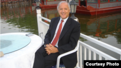 美中关系全国委员会会长欧伦斯2004年在北京后海 （欧伦斯提供）