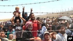 Sirijske izbeglice beže od intenzivnih borbi u severnoj Siriji izmedju kurdskih boraca i ekstremista Islamske države. 