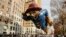 បាឡុង​រូប​សត្វ​ខ្លាឃ្មុំ​ Paddington Bear នៅ​តំបន់ Central Park West អំឡុងពេល​ក្បួនដង្ហែ​ប្រចាំ​ឆ្នាំ​លើក​ទី៩០ នៃ​ពិធី​បុណ្យ Macy&#39;s Thanksgiving Day។
